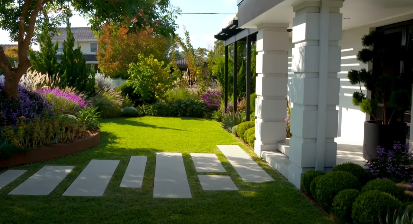 Modern landscape design with decorative pathway in Alhambra